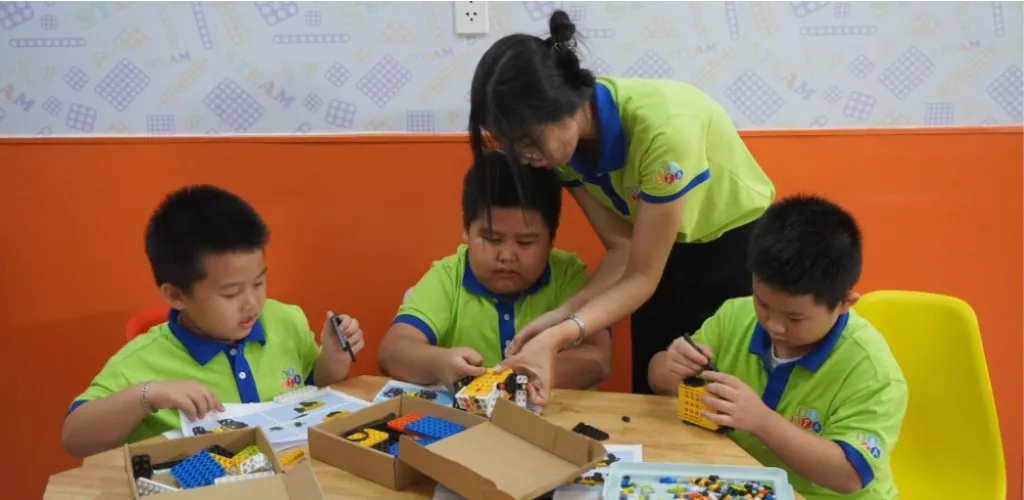 Giáo Dục STEAM Là Gì? Xu Hướng Giáo Dục Toàn Diện Năm 2026 4 Hình ảnh trẻ tham gia lớp học STEAM (3)