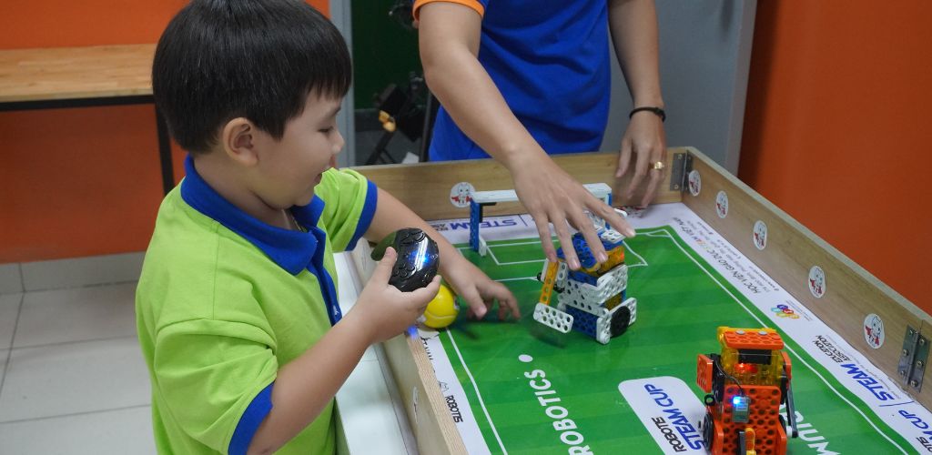 Lợi Ích Giáo Dục STEAM: Phát Triển Toàn Diện Cho Trẻ Trong Kỷ Nguyên Số 2 Hình ảnh trẻ tiếp xúc với phương pháp giáo dục STEAM/STEAM