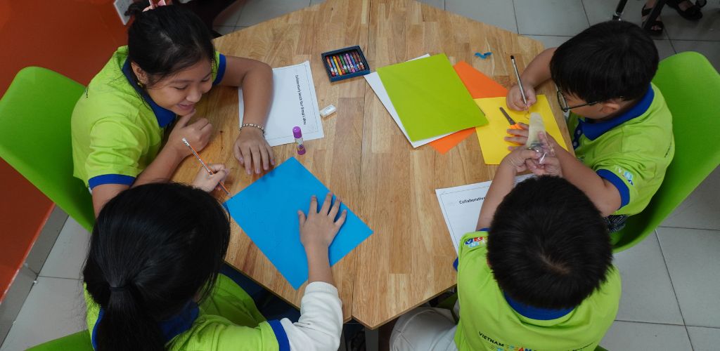 Lợi Ích Giáo Dục STEAM: Phát Triển Toàn Diện Cho Trẻ Trong Kỷ Nguyên Số 3 Nâng cao khả năng hợp tác, giao tiếp, chia sẻ ý tưởng và phối hợp giải quyết vấn đề chung