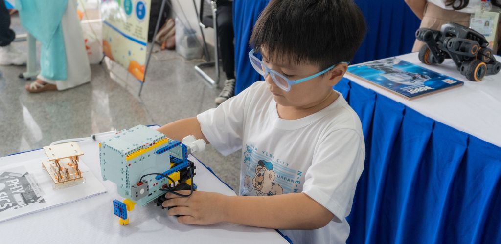 Lợi Ích Giáo Dục STEAM: Phát Triển Toàn Diện Cho Trẻ Trong Kỷ Nguyên Số 4 Hình ảnh trẻ thực hành lắp ráp và vẫn hành từ bộ học cụ Ukit