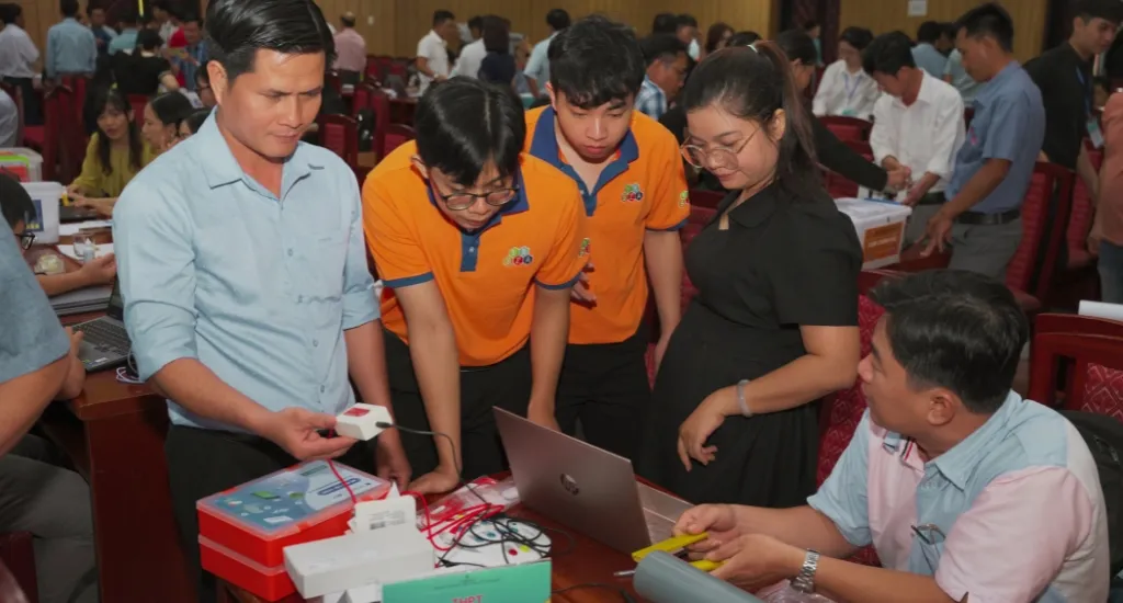 BiZmO Đồng Hành Cùng Sự Kiện Nâng Cao Kỹ Năng Giáo Dục STEM Cho Giáo Viên Khu Vực Nam Bộ 4 Đội ngũ nhân viên BiZmO tham gia hỗ trợ hướng dẫn sử dụng thiết bị STEM