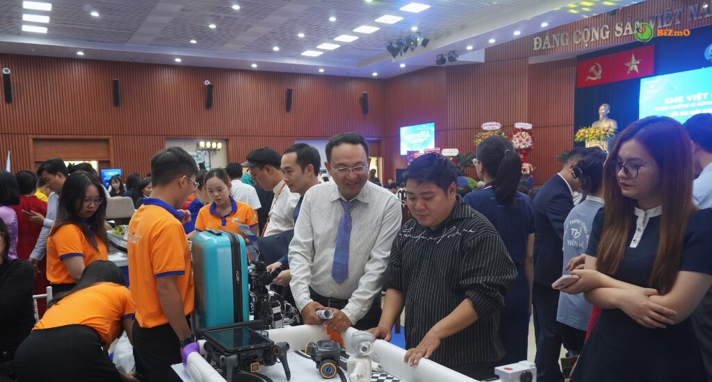 SME VIỆT NAM 2026: DIỄN ĐÀN KINH TẾ TÂY BẮC SÀI GÒN 6 Khách mời hào hứng trải nghiệm robot và các thiết bị STEM tại gian hàng Bizmo (2)