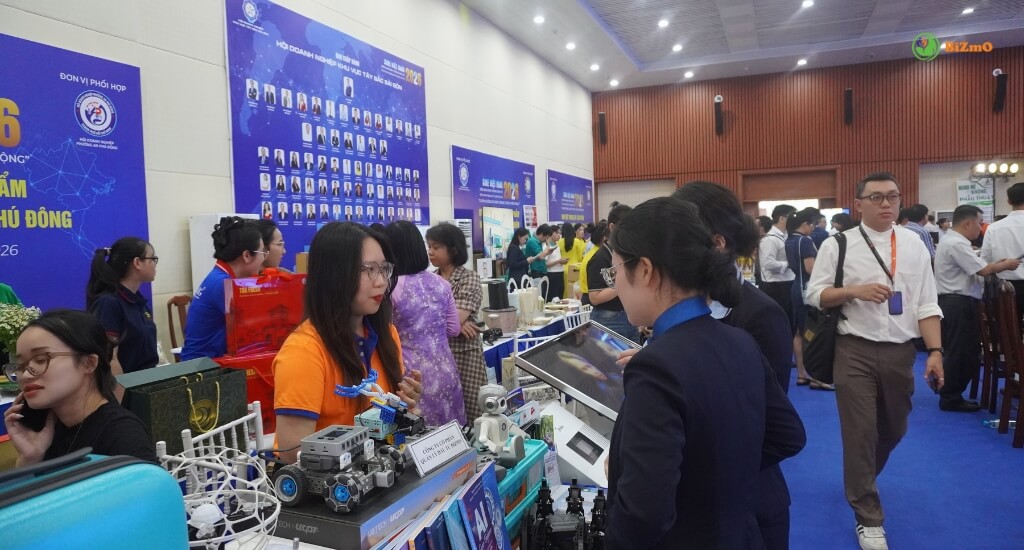 SME VIỆT NAM 2026: DIỄN ĐÀN KINH TẾ TÂY BẮC SÀI GÒN 4 Khách mời hào hứng trải nghiệm robot và các thiết bị STEM tại gian hàng Bizmo (5)