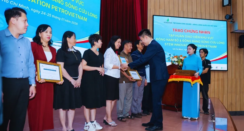 BiZmO Đồng Hành Cùng Sự Kiện Nâng Cao Kỹ Năng Giáo Dục STEM Cho Giáo Viên Khu Vực Nam Bộ 5 Ông Phan Sỹ Linh trao chứng nhận hoàn thành buổi tập huấn cho các giáo viên.