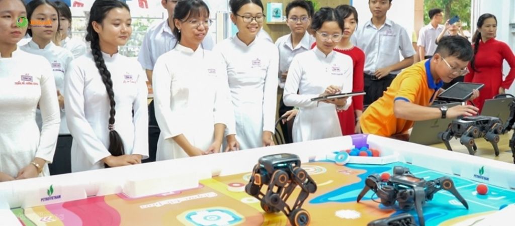 BiZmO Nhà thầu phòng STEM | Tổng thầu EPC 6 Phòng STEM Innovation Tại Cà Mau & Long An 3 Ảnh học sinh đang thực hành Robotics AI tại phòng STEM mới