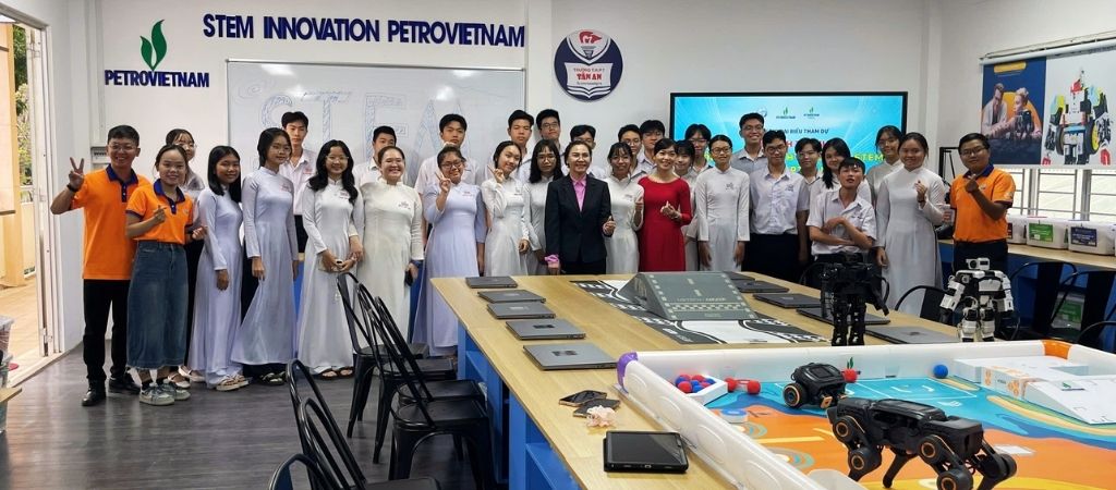 Vì sao Trường Công Lập cần Phòng STEM - AI Lab năm 2026? 3 BiZmO đồng hành cùng chương trình STEM Innovation Petrovietnam tại trường Tân An