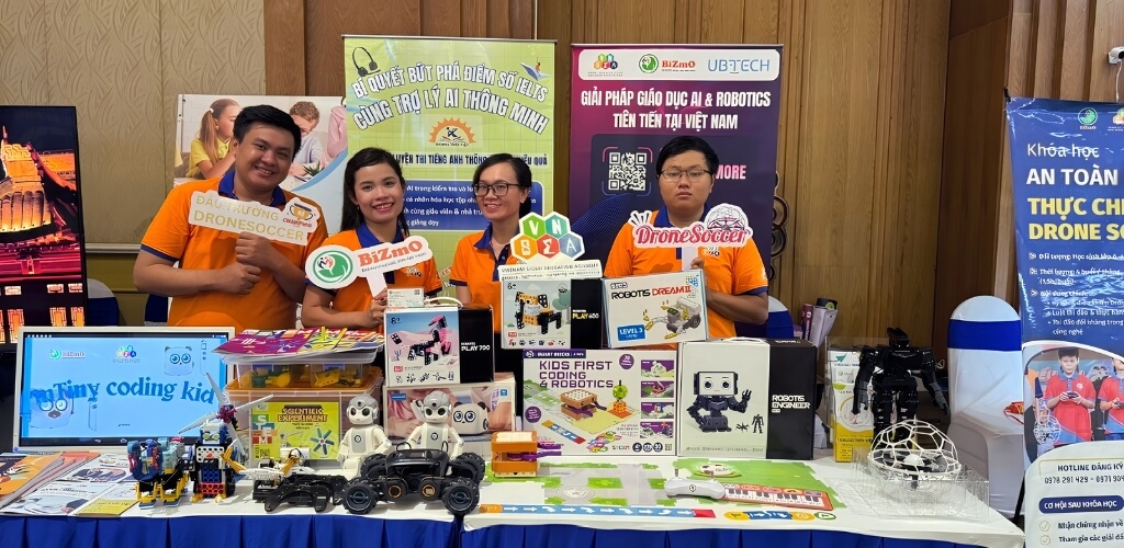 Giới Thiệu Học Viện Giáo Dục STEAM Việt Nam VNSEA 2 BiZmo VNSEA trưng bày bộ học cụ Ukit Robotics, Drone Soccer, Tiny Coding Kid… tại booth triển lãm.