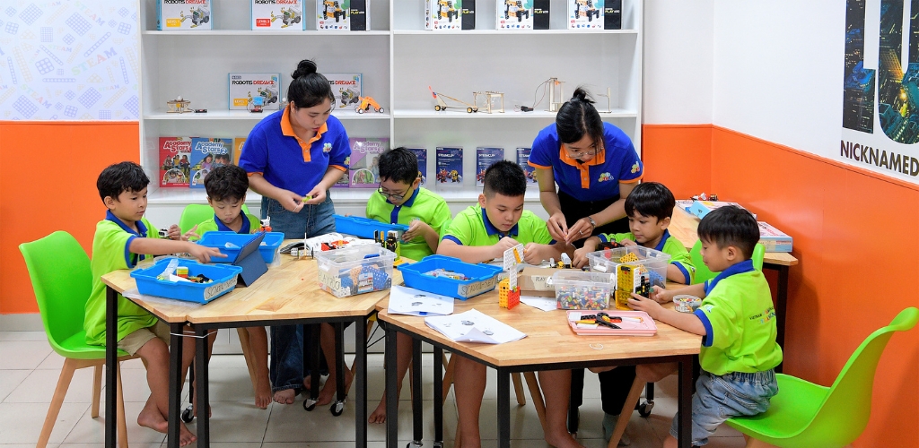 Giới Thiệu Học Viện Giáo Dục STEAM Việt Nam VNSEA 3 Lớp học stem thực hành vnsea – học sinh tiểu học lắp ráp robot