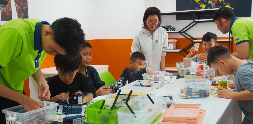 Giới Thiệu Học Viện Giáo Dục STEAM Việt Nam VNSEA 4 Giáo viên hướng dẫn Robot Ukit VNSEA – lớp STEM mầm non tiểu học