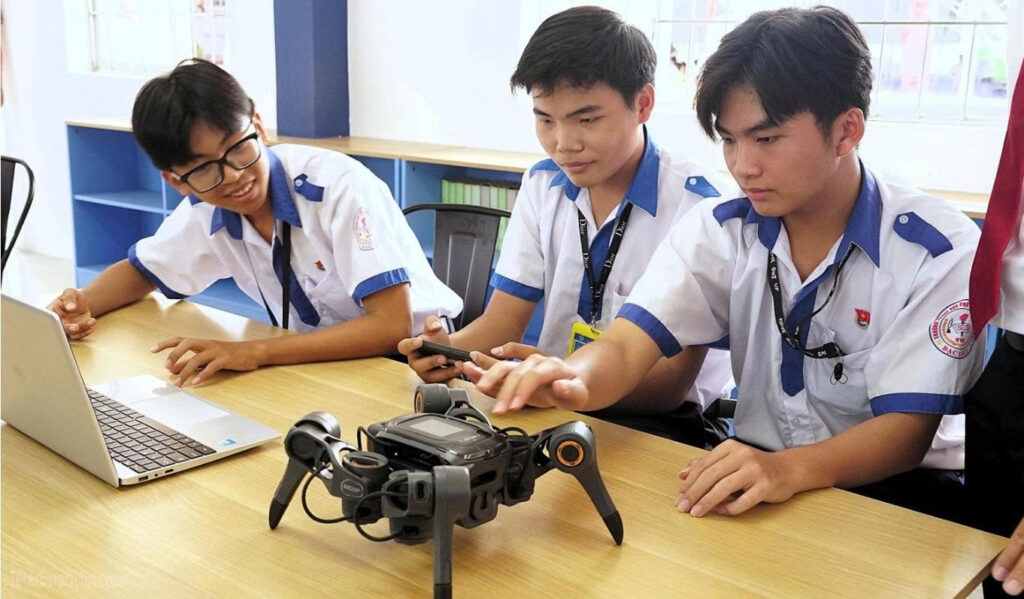 Khánh Thành Phòng STEM Tại THPT Võ Văn Kiệt Cà Mau 3,5 Tỷ Đồng | BiZmO EPC 2 Học sinh THPT Võ Văn Kiệt chăm chú điều khiển robot nhện – một trong những hoạt động nổi bật của Phòng STEM Innovation Lab