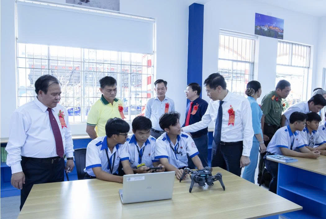 Khánh Thành Phòng STEM Tại THPT Võ Văn Kiệt Cà Mau 3,5 Tỷ Đồng | BiZmO EPC 3 Quan khách và học sinh THPT Võ Văn Kiệt trải nghiệm robot trong lễ khánh thành Phòng STEM Innovation Lab (15/11/2025)