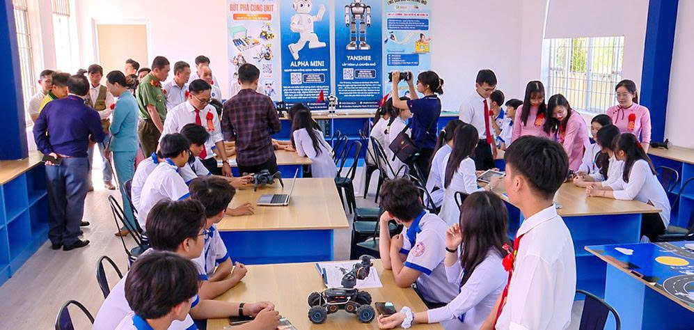 Khánh Thành Phòng STEM Tại THPT Võ Văn Kiệt Cà Mau 3,5 Tỷ Đồng | BiZmO EPC 1 Quan khách và học sinh THPT Võ Văn Kiệt trải nghiệm robot trong lễ khánh thành Phòng STEM Innovation Lab (15/11/2025)