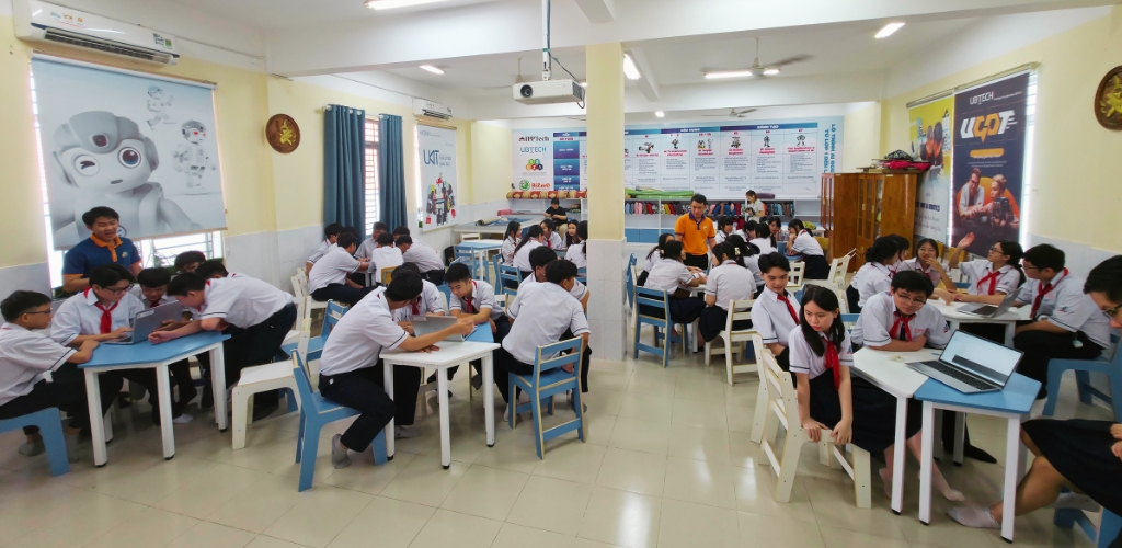 Dự Án Phòng STEM - AI Lab tại THCS Tôn Thất Tùng - Trọn Gói AI Robotics 1 Toàn cảnh Phòng STEM - AI Lab tại THCS Tôn Thất Tùng với không gian hiện đạiToàn cảnh Phòng STEM - AI Lab tại THCS Tôn Thất Tùng với không gian hiện đại