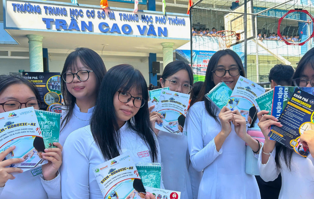 Bùng Nổ Sân Chơi Trải Nghiệm Drone Và Robot AI Cùng BIZMO Tại Trường Trần Cao Vân 5 Trải nghiệm Drone và Robot AI tại trường THCS - THPT Trần Cao Vân, học sinh hào hứng tìm hiểu tài liệu về Drone Soccer và AI Robotics.