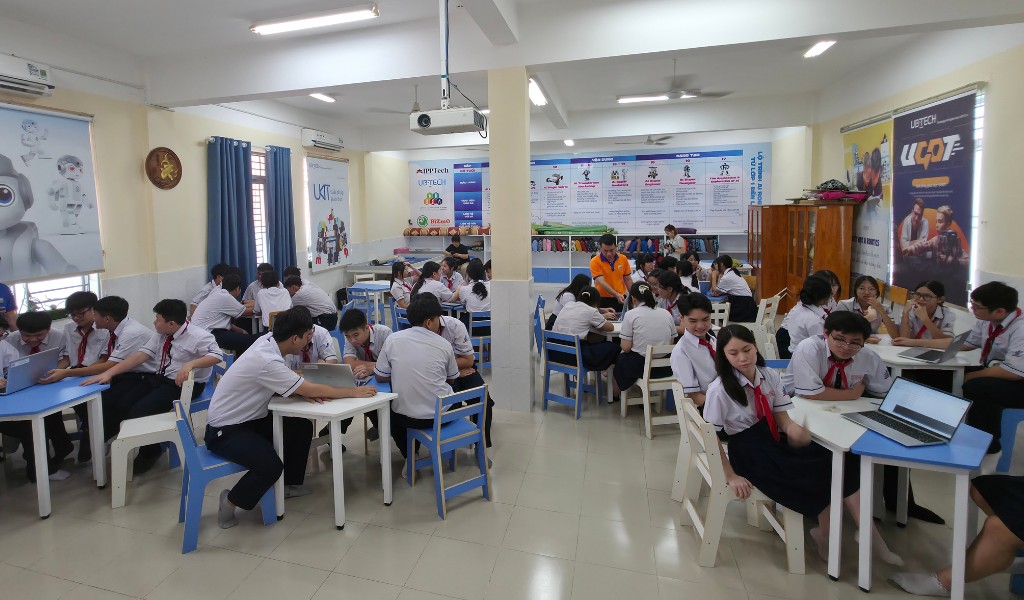 Đơn vị triển khai chương trình STEM Robotics AI chuẩn Sở GD&ĐT TP.HCM 2 Học sinh trường THCS Tôn Thất Tùng tại TP.HCM hào hứng lập trình lắp ráp robot trong giờ học STEM.