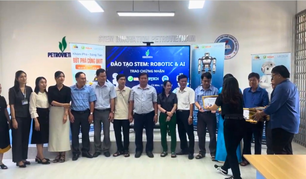 Đơn vị triển khai chương trình STEM Robotics AI chuẩn Sở GD&ĐT TP.HCM 3 Hình ảnh Bà Lê Ngọc Diễm trao chứng nhận đào tạo STEM AI Robotics cho giáo viên hoàn thành khóa học