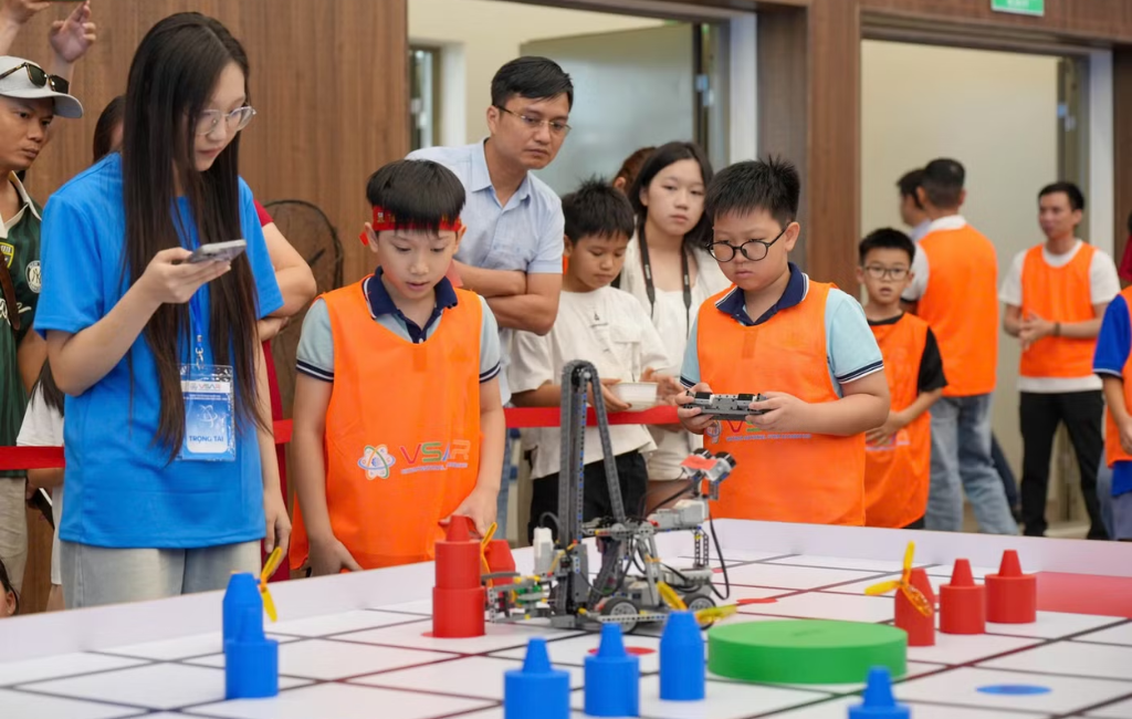 Giải Vô địch Quốc gia STEM, AI và Robotics 2025–2026 5 Học sinh điều khiển robot tại Vòng Chung kết Giải Vô địch Quốc gia STEM AI và Robotics VSAR 2025–2026