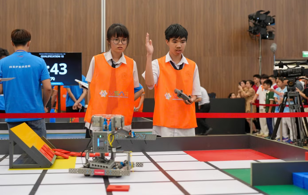 Giải Vô địch Quốc gia STEM, AI và Robotics 2025–2026 3 Thí sinh thi đấu Robotics tại Vòng Chung kết Cuộc thi Vô địch Quốc gia STEM AI và Robotics VSAR 2025–2026