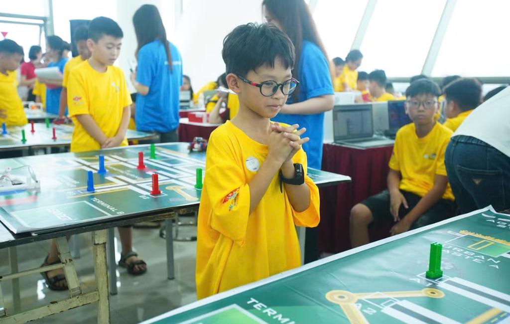 Giải Vô địch Quốc gia STEM, AI và Robotics 2025–2026 6 Học sinh trải nghiệm STEM Robotics tại Cuộc thi Vô địch Quốc gia STEM AI và Robotics VSAR 2025–2026