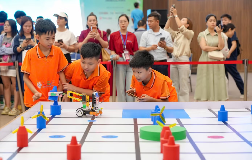 Giải Vô địch Quốc gia STEM, AI và Robotics 2025–2026 2 Đội thi học sinh tham gia nội dung robot xây dựng nhà máy điện gió tại Vòng Chung kết VSAR 2025–2026
