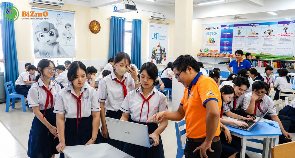Robotics giáo dục: Nền tảng phát triển tư duy công nghệ cho học sinh 2 Robot STEM cho học sinh hỗ trợ hoạt động thực hành, lập trình và học nhóm trong lớp học công nghệ.