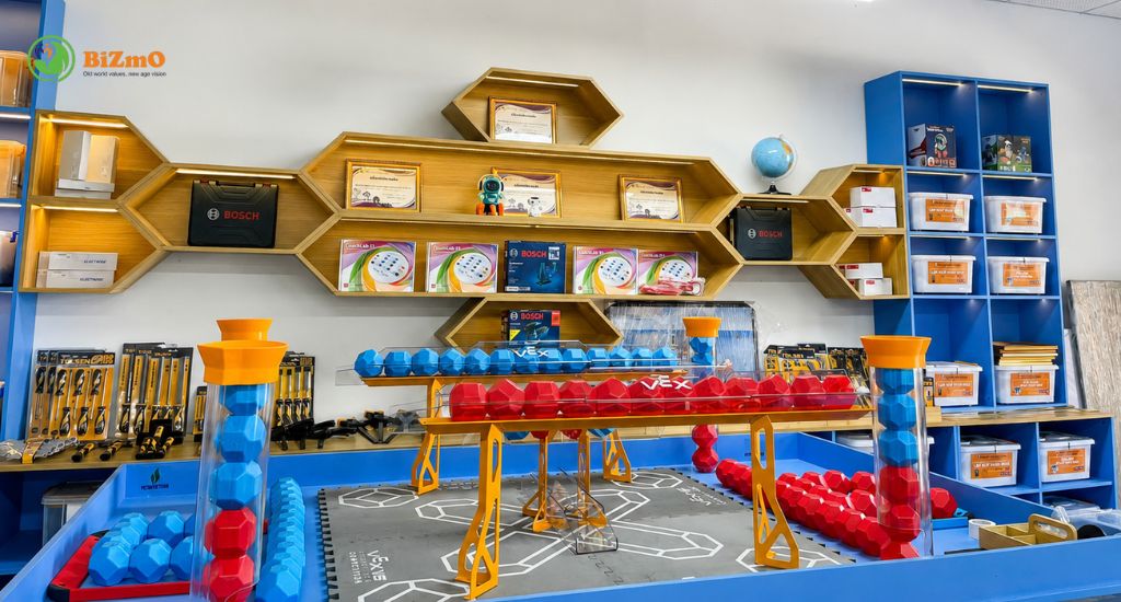 Học cụ và tủ kệ trong phòng STEM giúp giáo viên quản lý thiết bị, tổ chức bài học và hỗ trợ học sinh thực hành theo dự án.